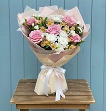 Букет цветов из:  Гвоздики, Орхидеи и Розы в Грачевка