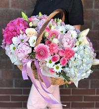Композиция солнечный день в Грачевка Цветочная композиция из Розы, Хризантемы, Пионы и Лизиантусы в корзине в Грачевка