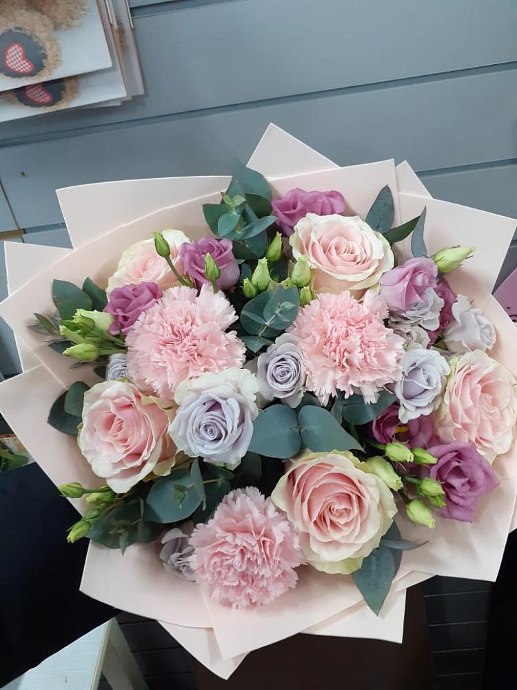 Букет цветов из: Розы, Гвоздики и Лизиантусы в Грачевка